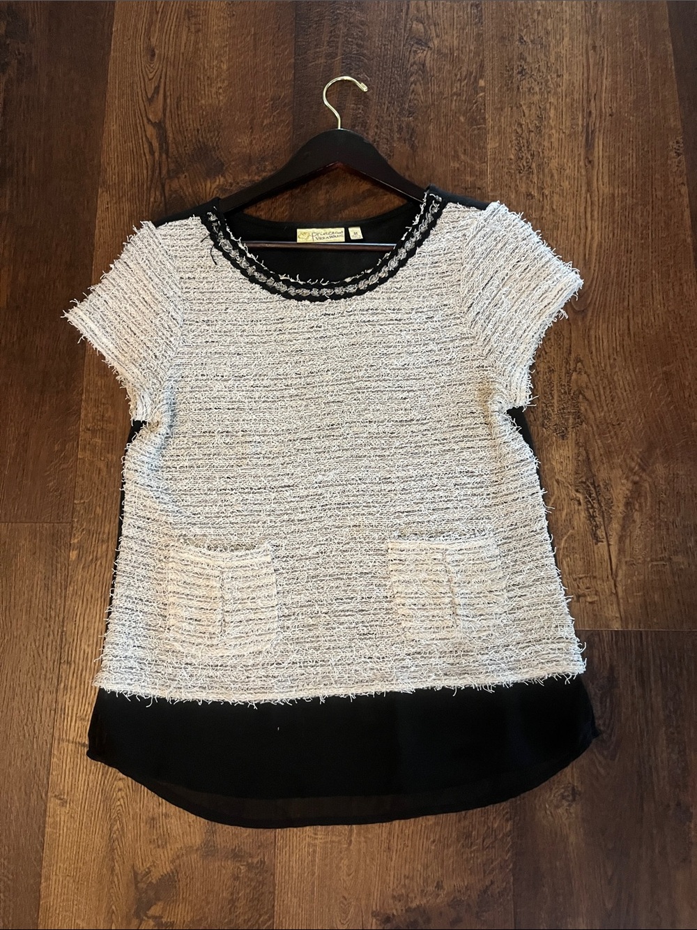Gorgeous Vera Wang White Tweed Short Sleeve Top with Black Hem